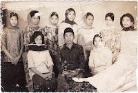 Photo bersama Murid MHI Puteri bersama ustaz Hasanuddi Arna (sekitar 1976)