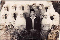 Photo bersama Murid MHI Puteri bersama ustaz Hasanuddi Arna (sekitar 1976)