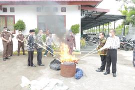 Staf Ahli Bidang Hukum dan Politik Hadiri Pemusnahan Barang Bukti Tindak Pidana Umum Inkracht Van...