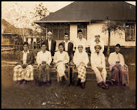 Gambar para guru dan pengurus MHI di depan rumah KH. Abdul Wahab (alm) tahun 1961. Nampak duduk d...