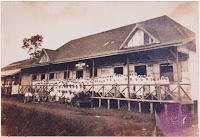 Gambar bersama pelajar MHI puteri di gedung yang baru di rehab. (1956) Pelajar Puteri MHI bersama...