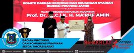 PENYERAHAN BANTUAN OLEH WAKIL PRESIDEN RI PROF. Dr. MA'RUF AMIN KE PERWAKILAN PEMERINTAH PROPINSI...