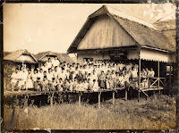 Kenang-kenangan gambar pelajar MHI Putera pada tahun 1962 M/1383 H Gambar guru di tengah dari kir...