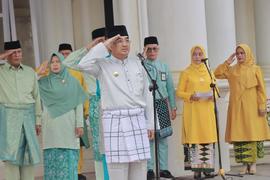 Bupati sedang Hormat Bendera